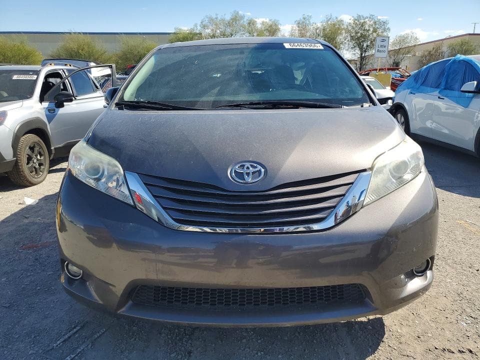 2017 TOYOTA SIENNA LE 5
