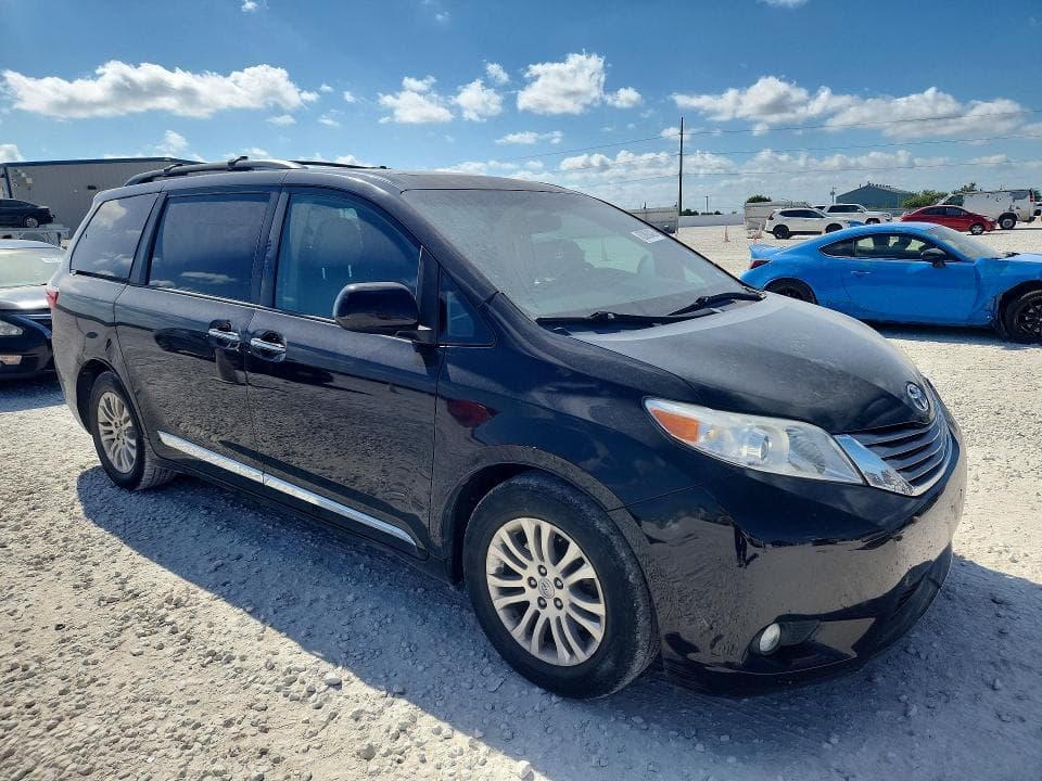 2017 TOYOTA SIENNA XLE 8-PASSENGER 4
