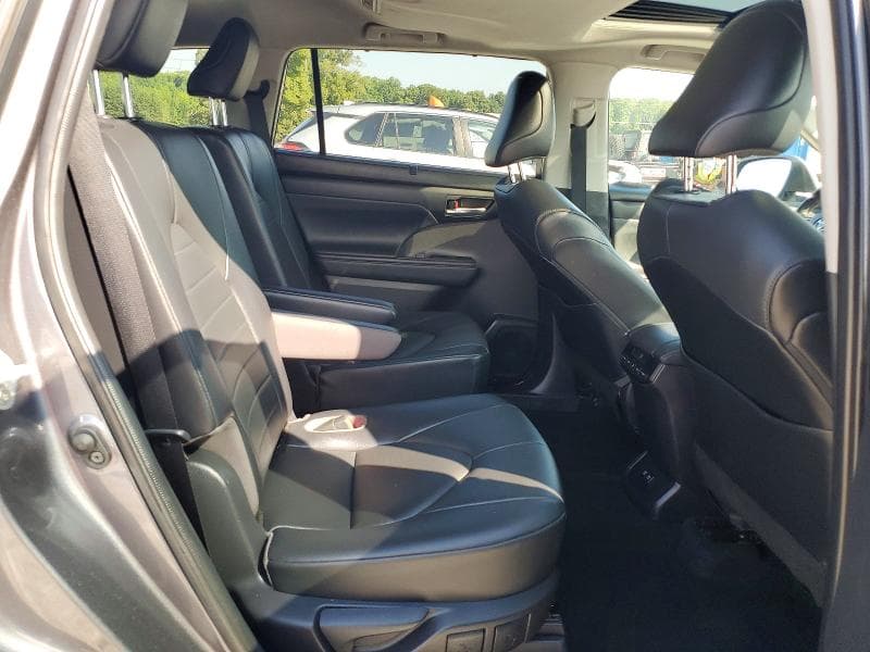 2021 TOYOTA HIGHLANDER XLE 11