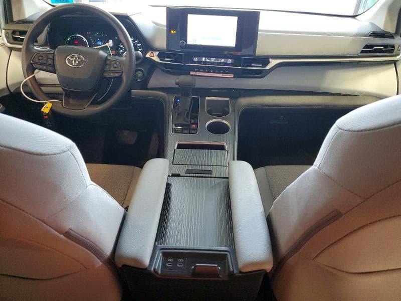 2026 TOYOTA SIENNA LE 8