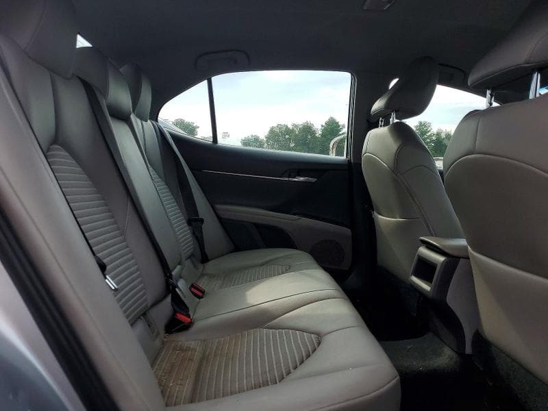 2018 TOYOTA CAMRY SE 10