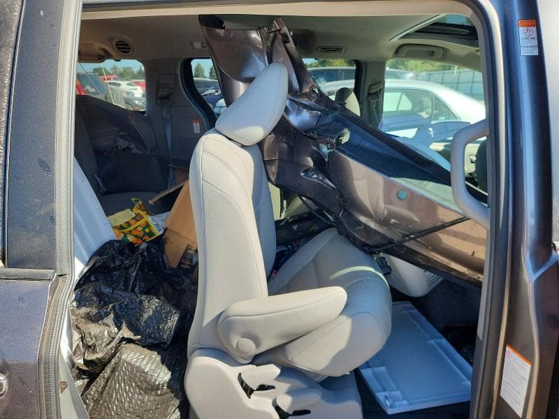 2017 TOYOTA SIENNA XLE 8-PASSENGER 10