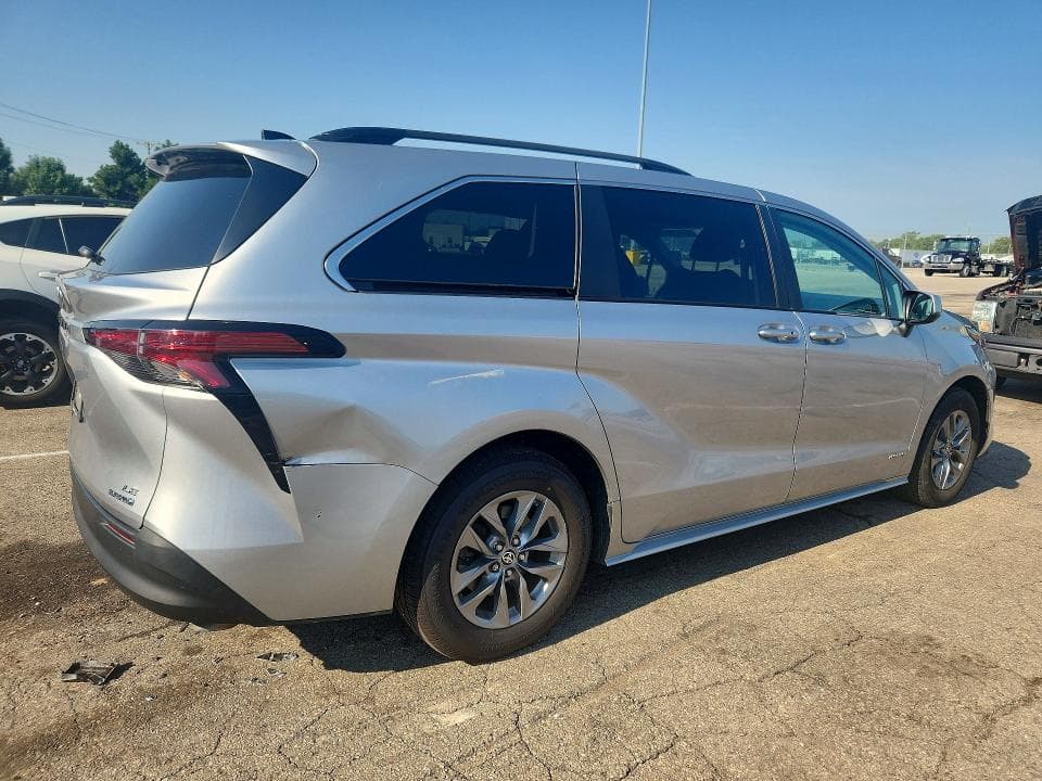 2021 TOYOTA SIENNA LE 3