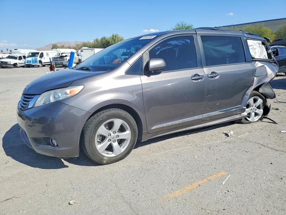 2017 TOYOTA SIENNA LE - 1