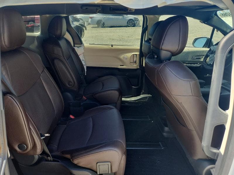 2023 TOYOTA SIENNA PLATINUM 7-PASSENGER 11