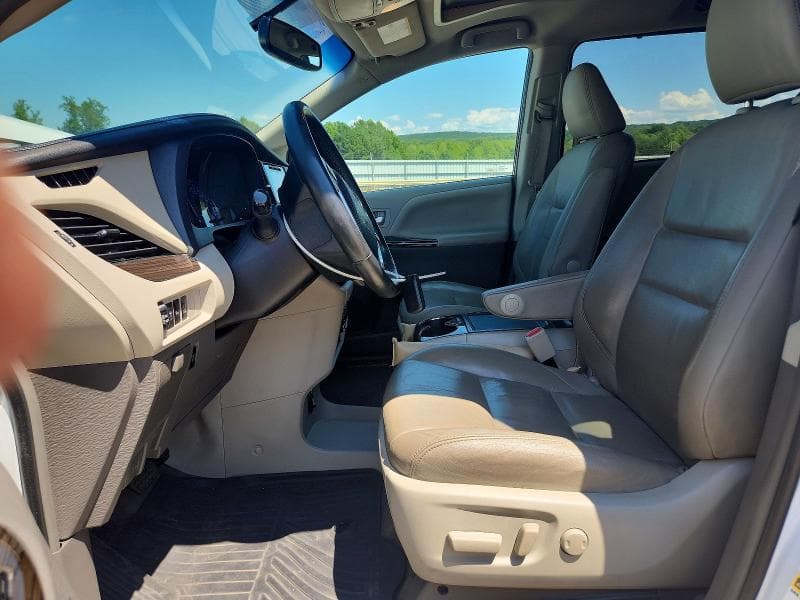 2017 TOYOTA SIENNA XLE PREMIUM 8-PASSENGER 7