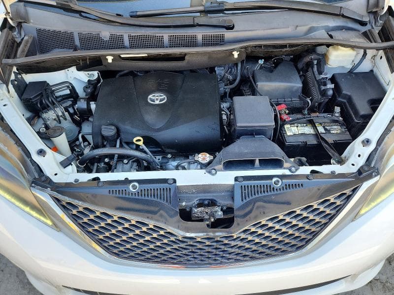 2017 TOYOTA SIENNA SE 12