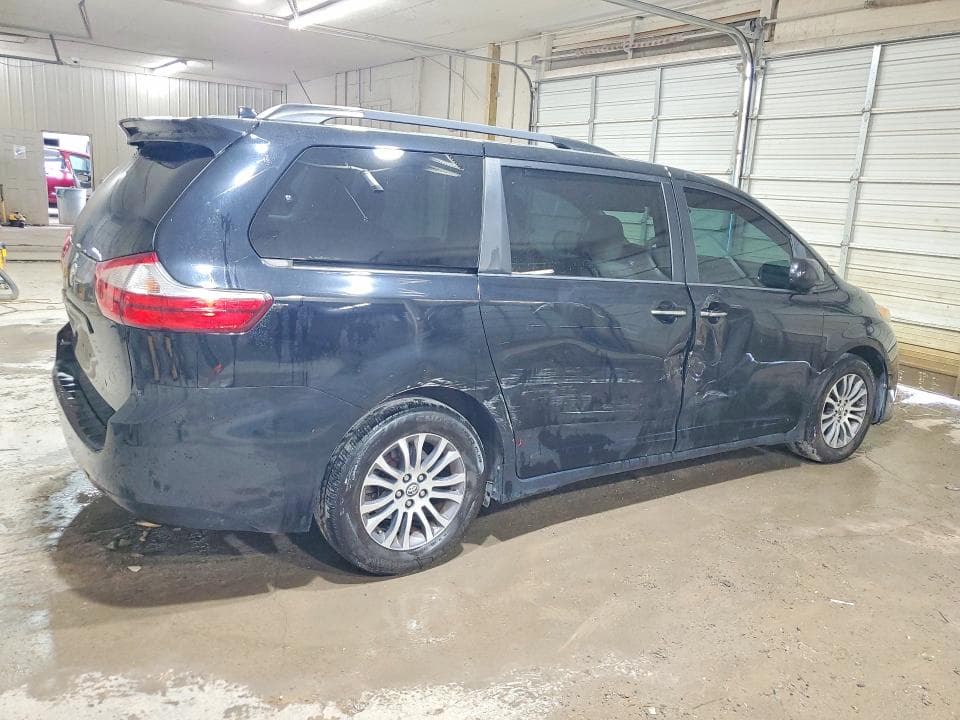 2018 TOYOTA SIENNA XLE 8-PASSENGER 3
