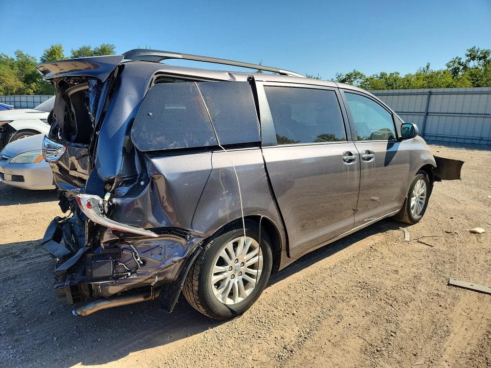 2017 TOYOTA SIENNA XLE 8-PASSENGER 3
