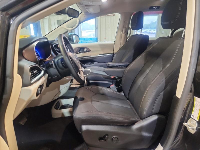 2023 CHRYSLER VOYAGER LX 7