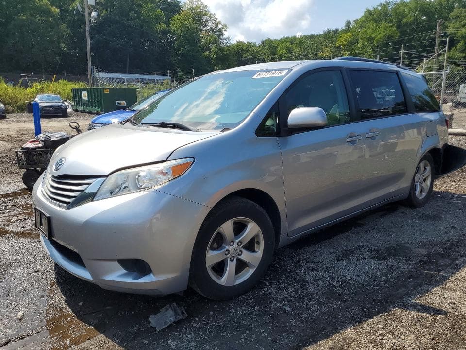 2017 TOYOTA SIENNA LE - 1