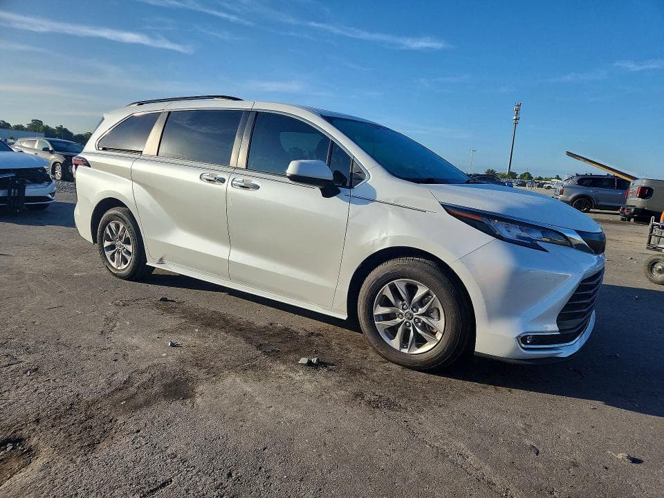 2022 TOYOTA SIENNA XLE 4