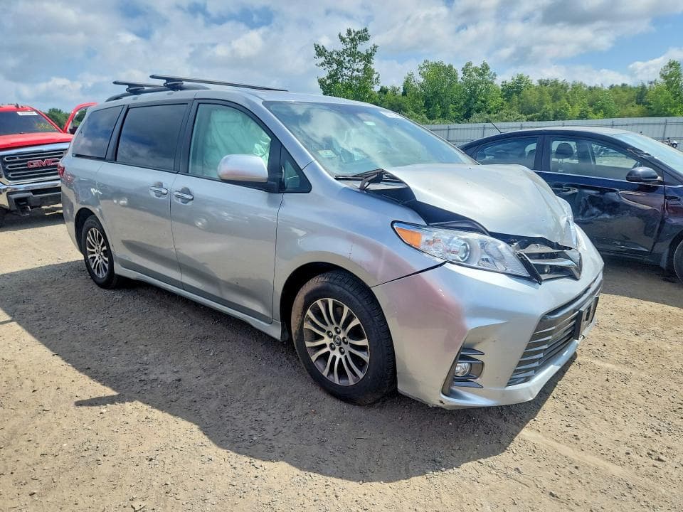 2020 TOYOTA SIENNA XLE 8-PASSENGER 4