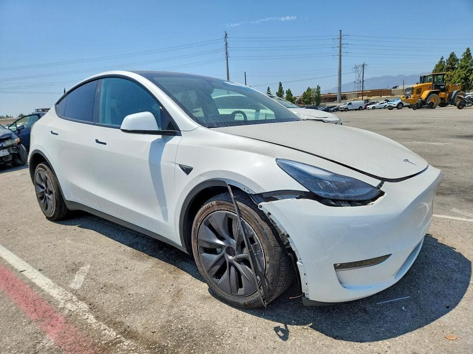2025 TESLA MODEL Y 4
