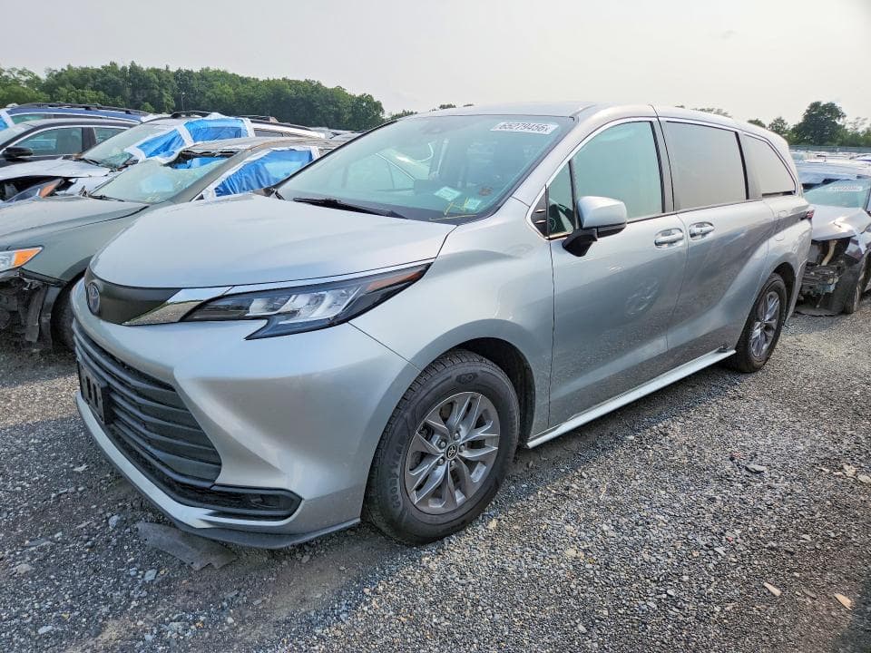 2022 TOYOTA SIENNA LE