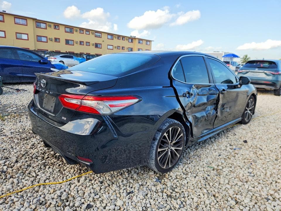 2018 TOYOTA CAMRY SE 3
