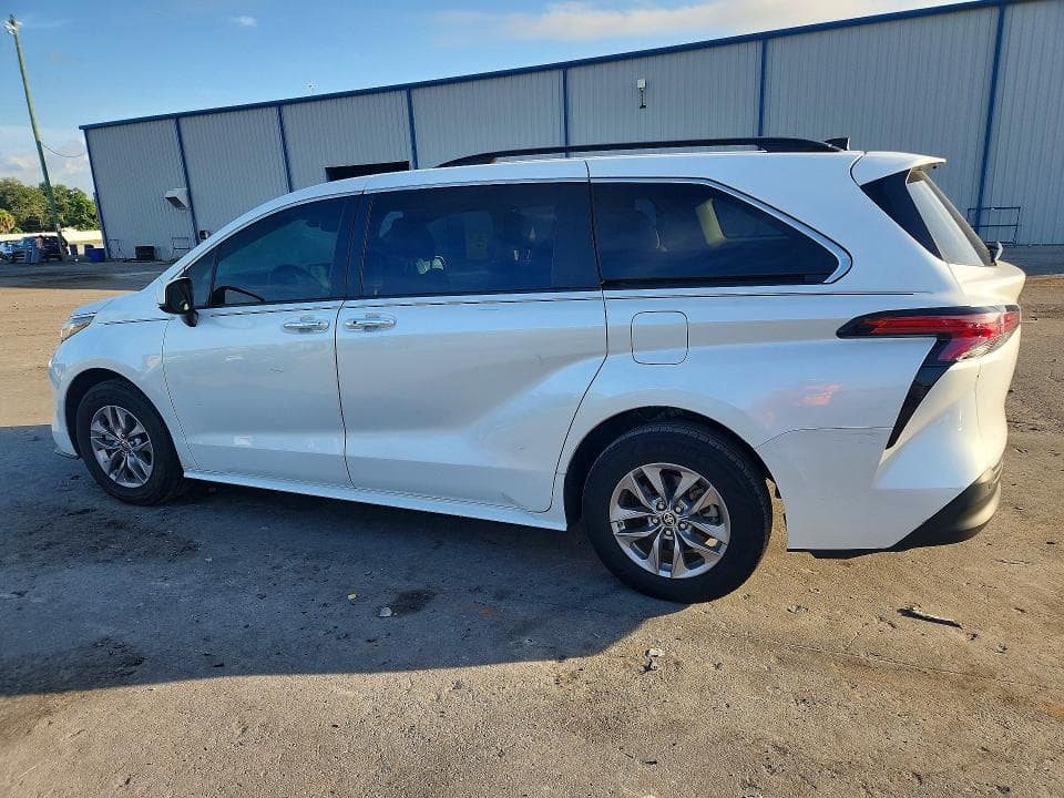 2022 TOYOTA SIENNA XLE 2