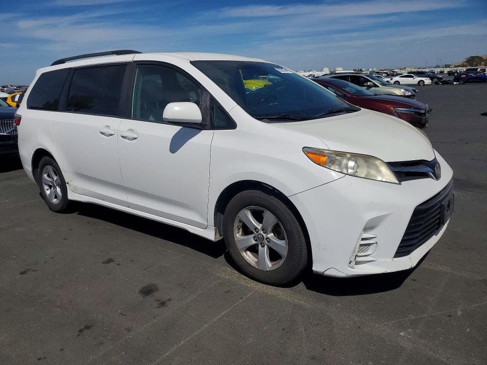 2019 TOYOTA SIENNA LE 4