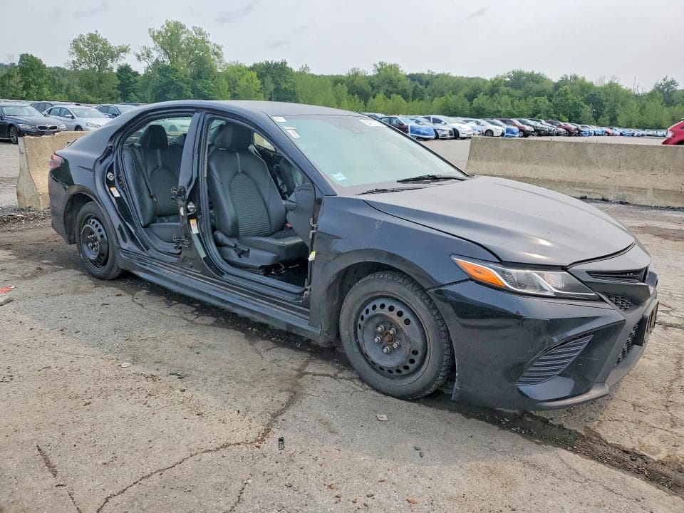 2018 TOYOTA CAMRY SE 4