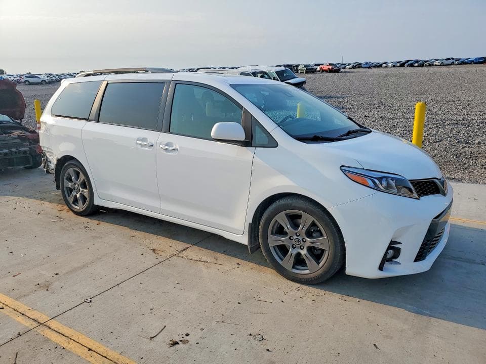 2018 TOYOTA SIENNA SE PREMIUM 8-PASSENGER 4