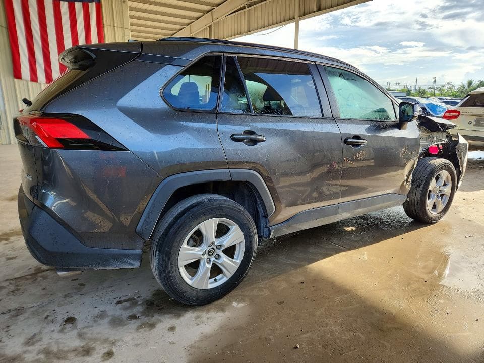 2021 TOYOTA RAV4 XLE 3