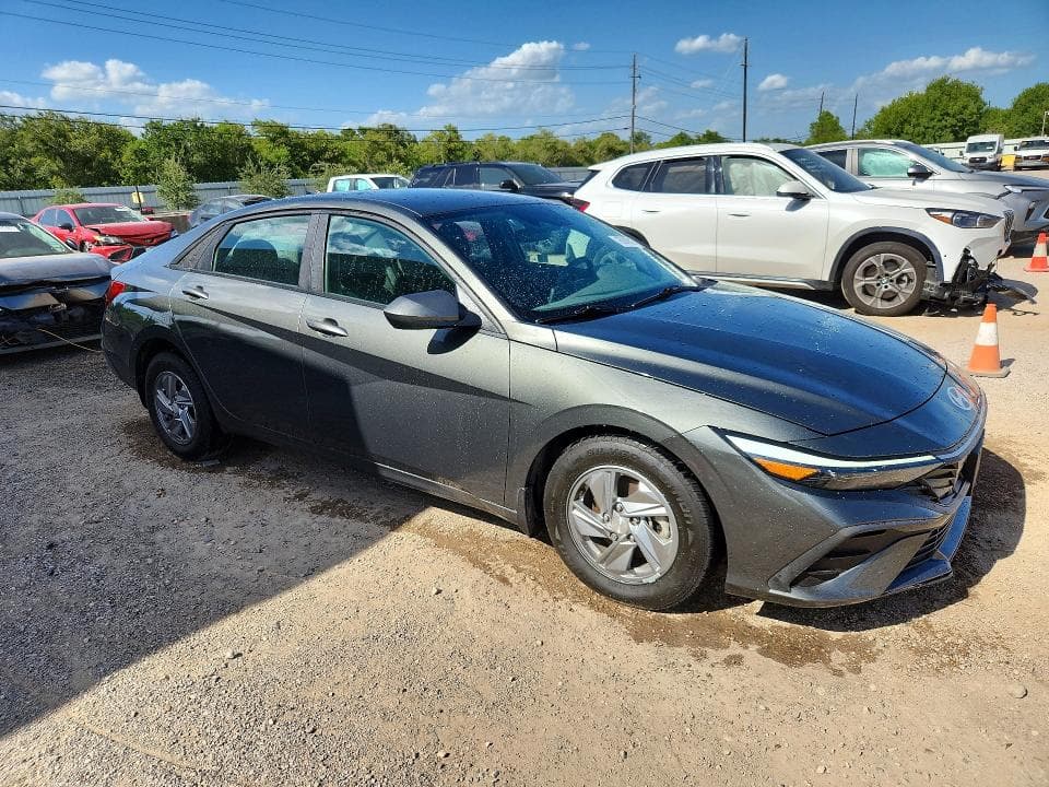 2024 HYUNDAI ELANTRA SE 4