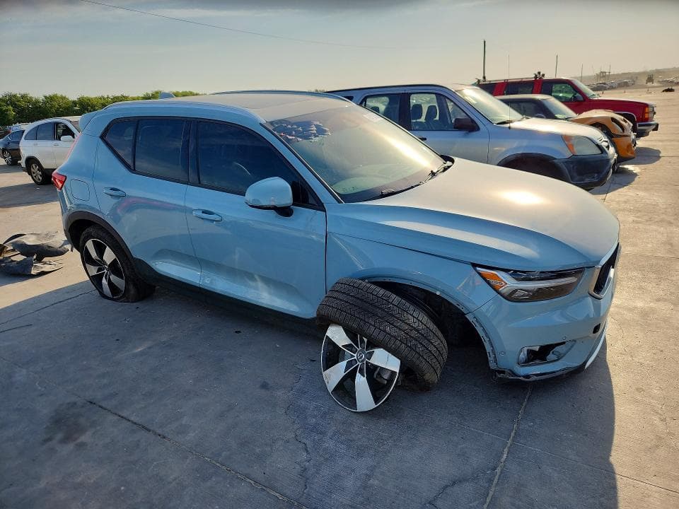 2019 VOLVO XC40 T5 MOMENTUM 4