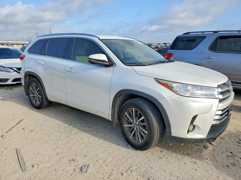 2017 TOYOTA HIGHLANDER XLE 4
