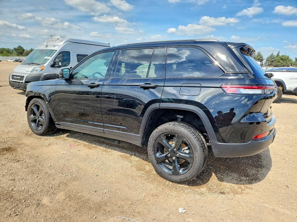 2024 JEEP GRAND CHEROKEE LAREDO 2