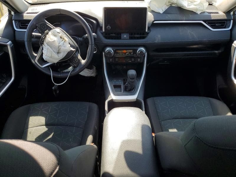 2024 TOYOTA RAV4 XLE 8