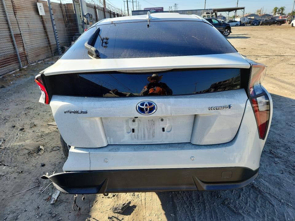 2018 TOYOTA PRIUS THREE TOURING 6