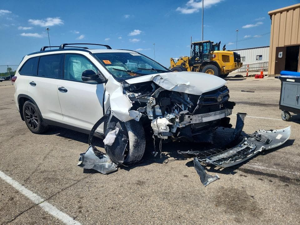 2019 TOYOTA HIGHLANDER SE 4