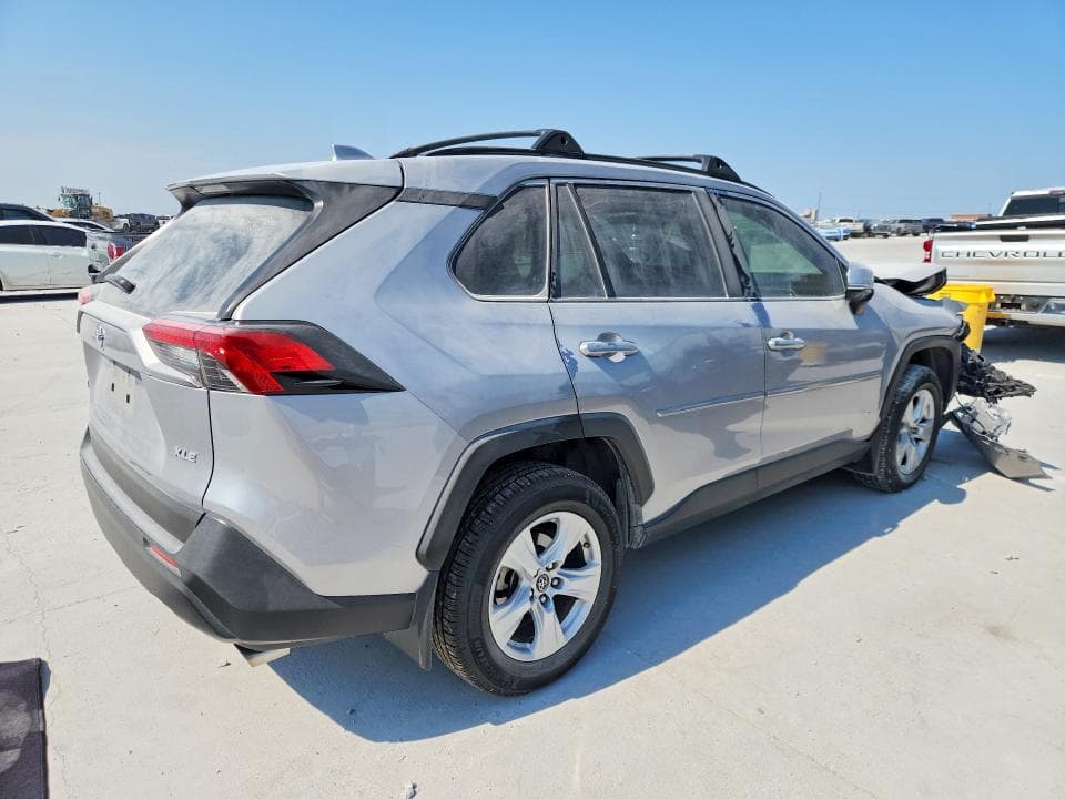2019 TOYOTA RAV4 XLE 3
