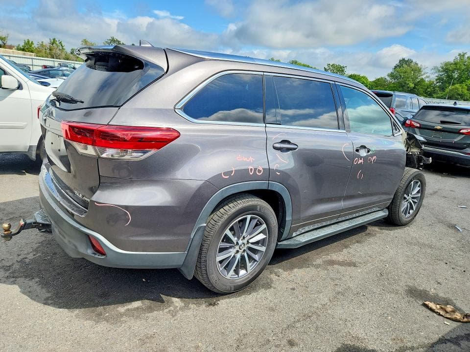 2017 TOYOTA HIGHLANDER XLE 3