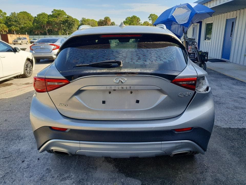 2017 INFINITI QX30 LUXURY 6