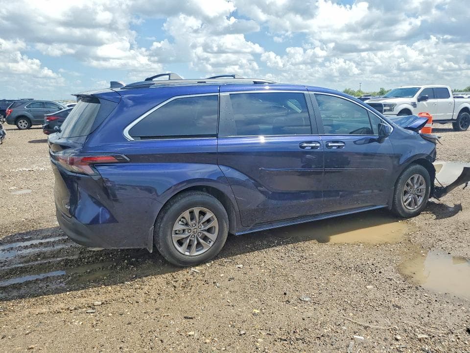 2026 TOYOTA SIENNA XLE 8-PASSENGER 3