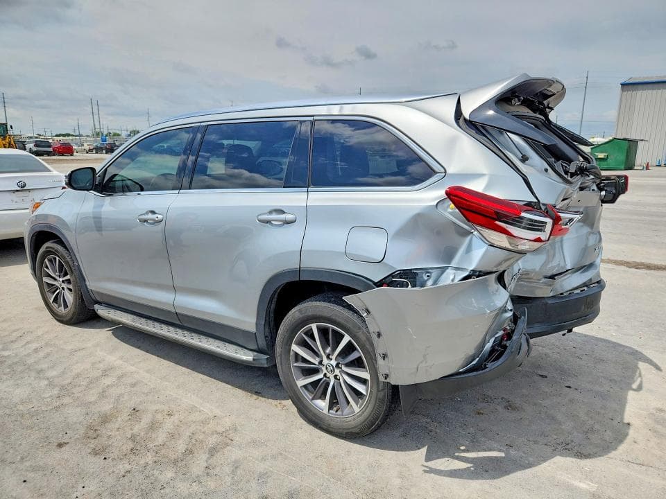 2019 TOYOTA HIGHLANDER SE 2