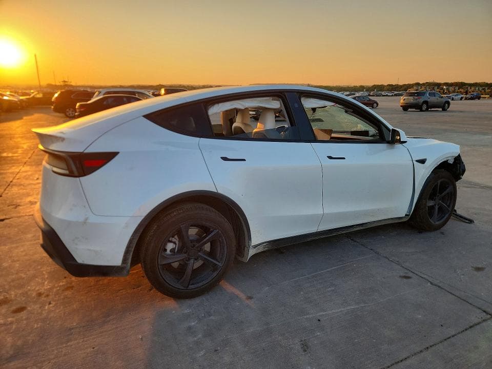 2026 TESLA MODEL  Y 3