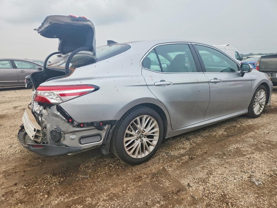 2019 TOYOTA CAMRY XLE 3