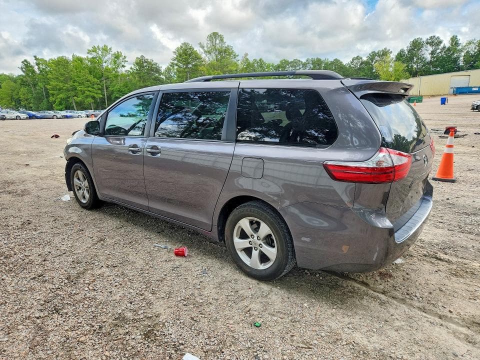 2017 TOYOTA SIENNA LE 2