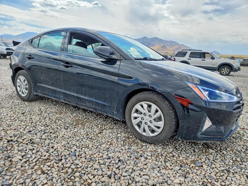 2019 HYUNDAI ELANTRA SE 4