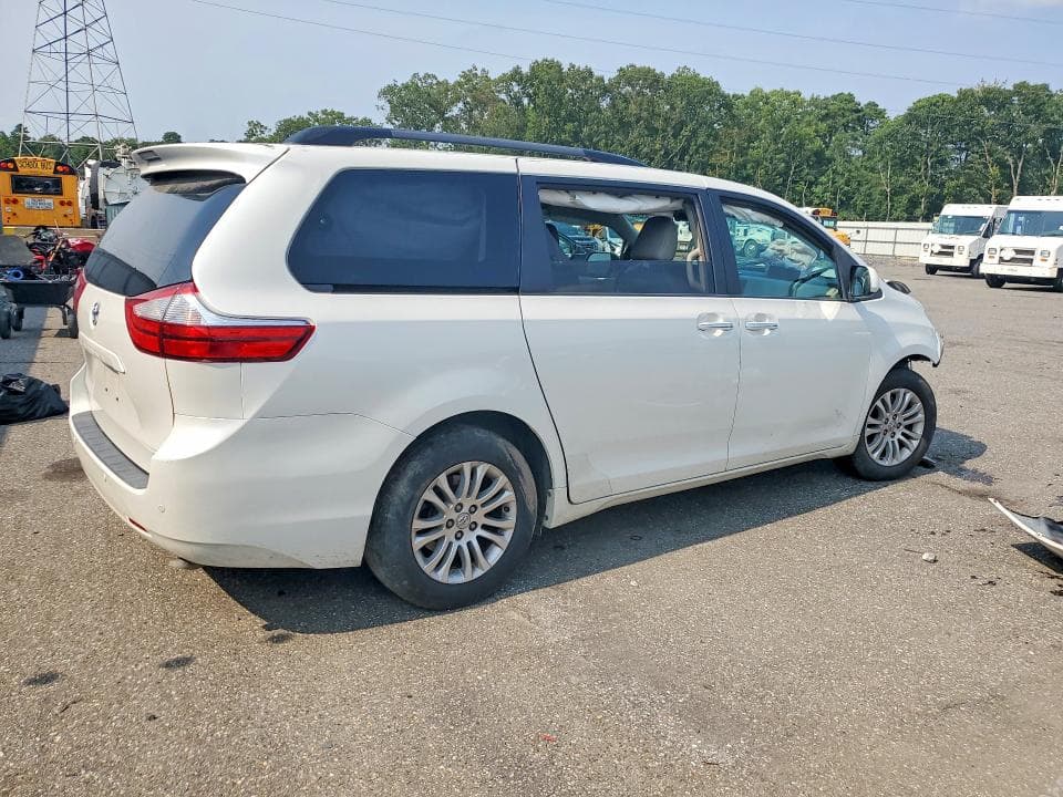 2017 TOYOTA SIENNA XLE 8-PASSENGER 3