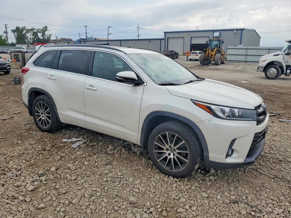 2018 TOYOTA HIGHLANDER SE 4