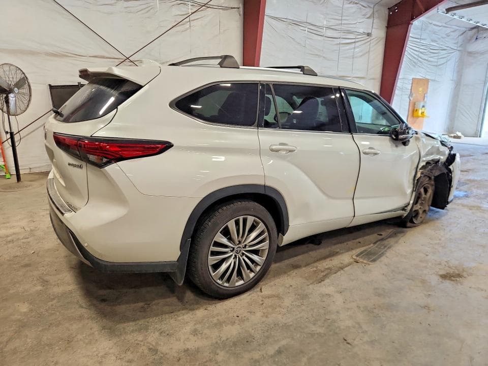 2023 TOYOTA HIGHLANDER HYBRID PLATINUM 3