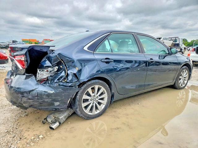 2017 TOYOTA CAMRY XLE 3