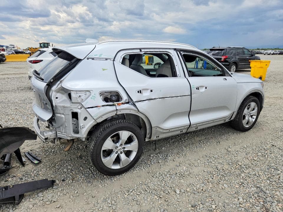 2019 VOLVO XC40 T5 MOMENTUM 3