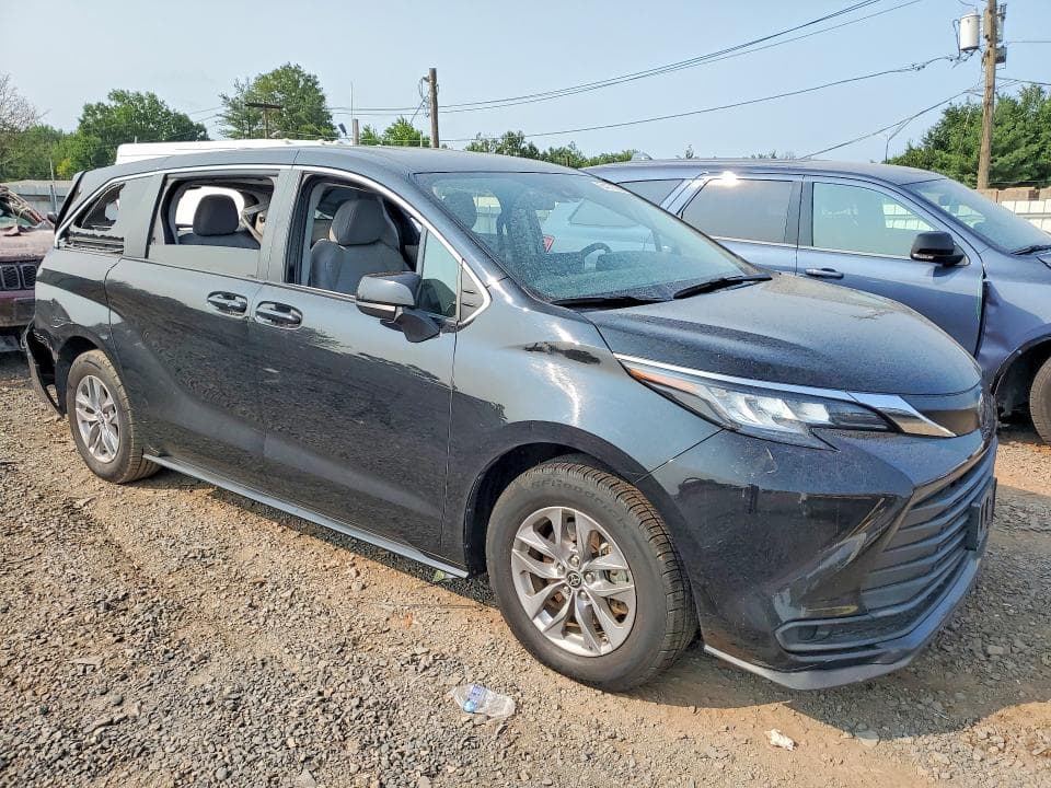 2022 TOYOTA SIENNA LE 4