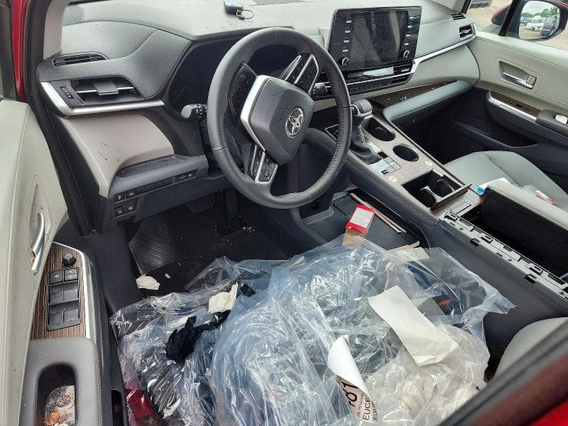 2023 TOYOTA SIENNA XLE 8