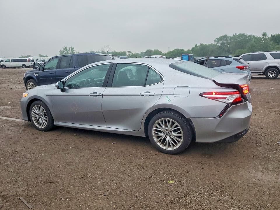 2019 TOYOTA CAMRY XLE 2