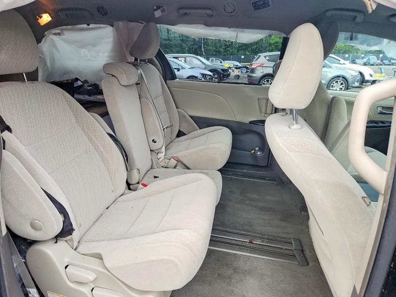 2019 TOYOTA SIENNA LE 10